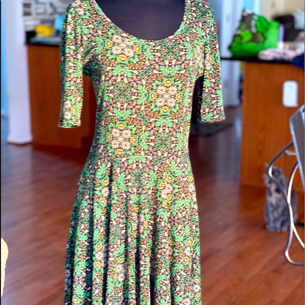 LulaRoe Gorgeous Dress in Size M. Only wore once for 1/2 a day. LN condition